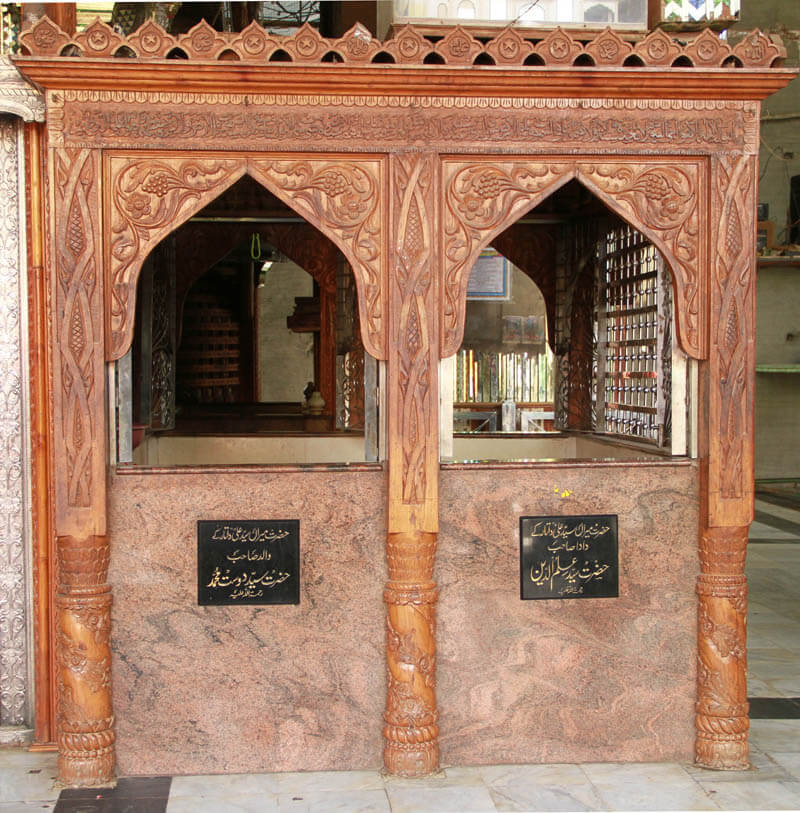 Mazar Of Hazrat Saiyed Ilmuddin (R.A.) (Grandfather) - Right & Mazar Of
                      Hazrat Dost Muhammad (R.A.) (Father) - Left